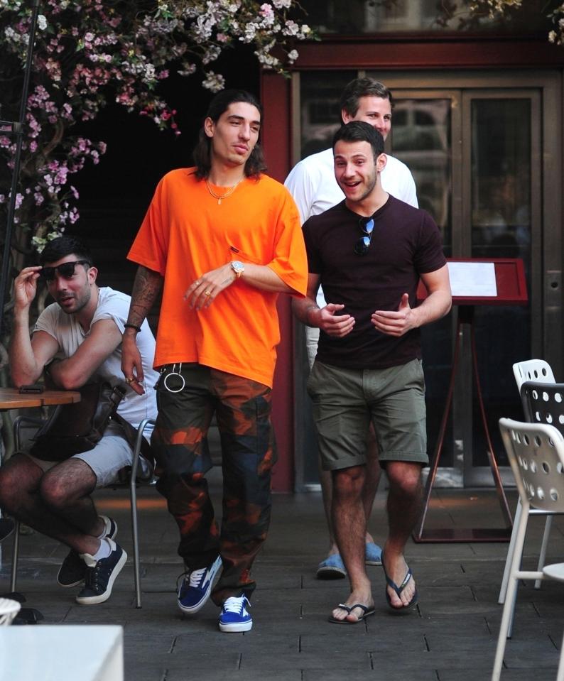  Hector Bellerin stepped out in the capital wearing dodgy orange attire