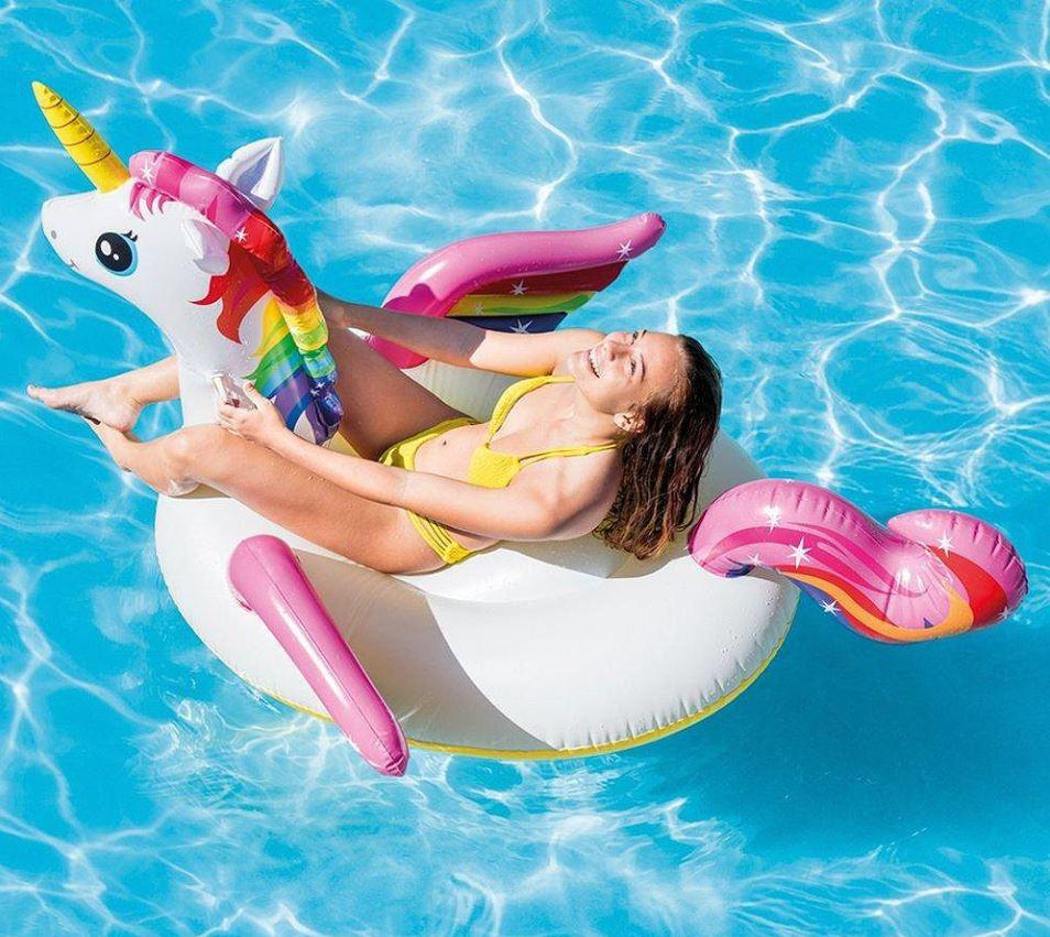  Go full-on childhood nostalgia with a pretty unicorn float