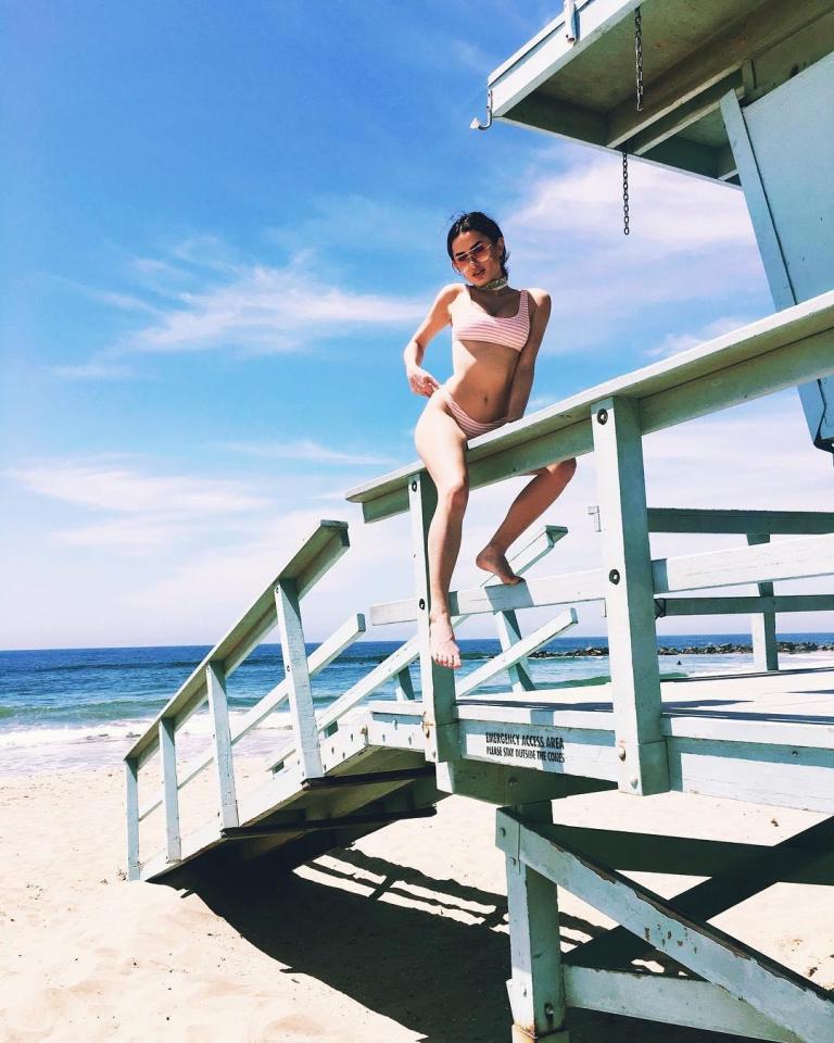  Amber is sitting pretty as she relaxes in Venice Beach