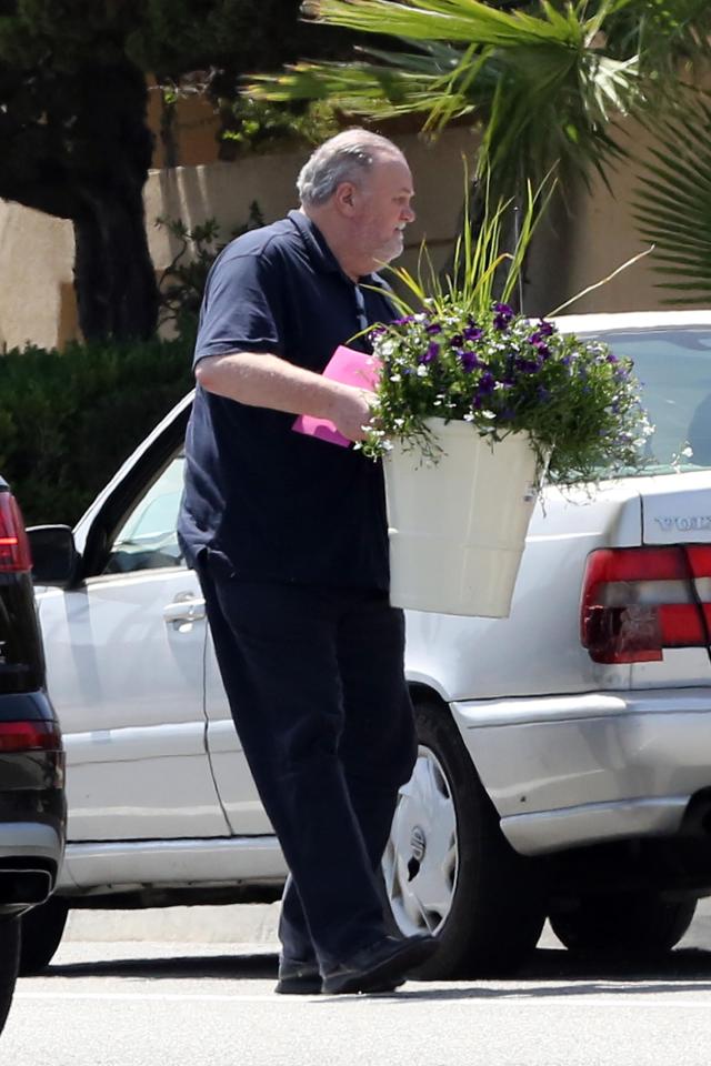  Thomas Markle left potted plants outside Doria's LA home