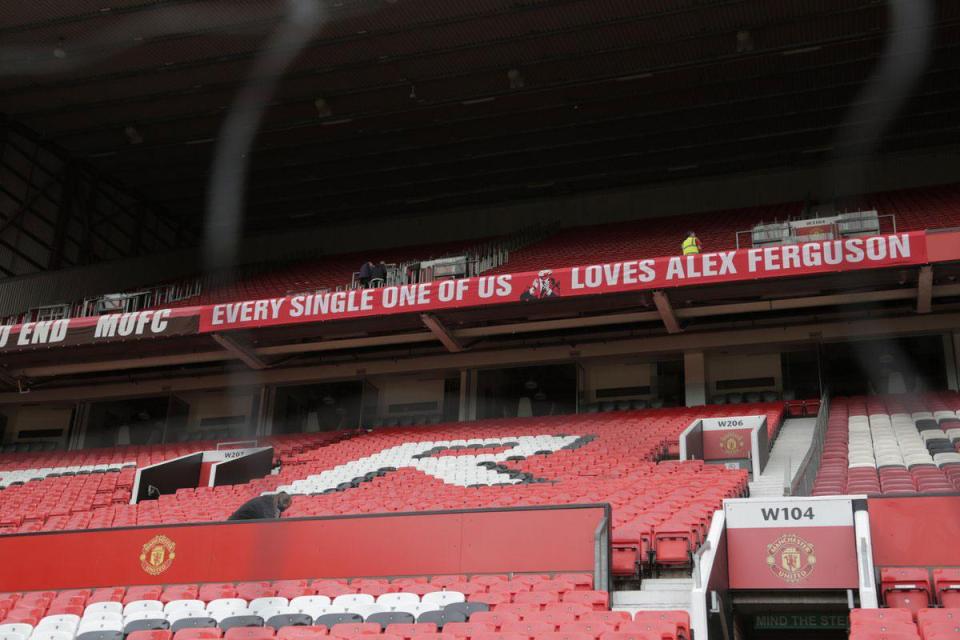  Manchester United fans have unveiled a new banner to honour Sir Alex