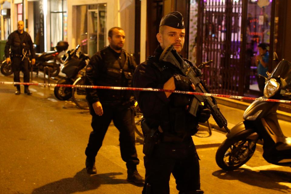  Cops put a large section of central Paris in lockdown