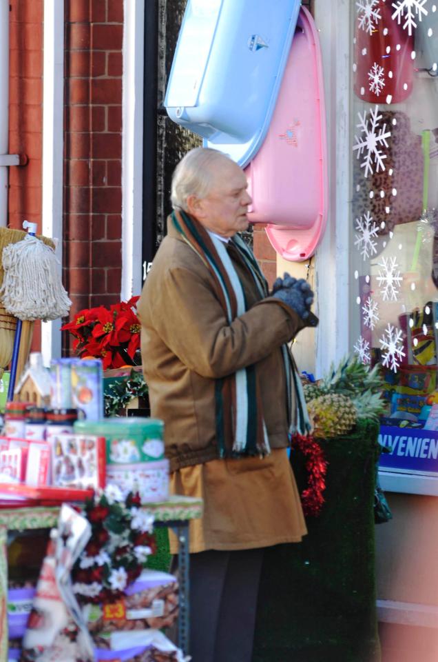  The actor was surrounded by Christmas items, but the weather was far from cold