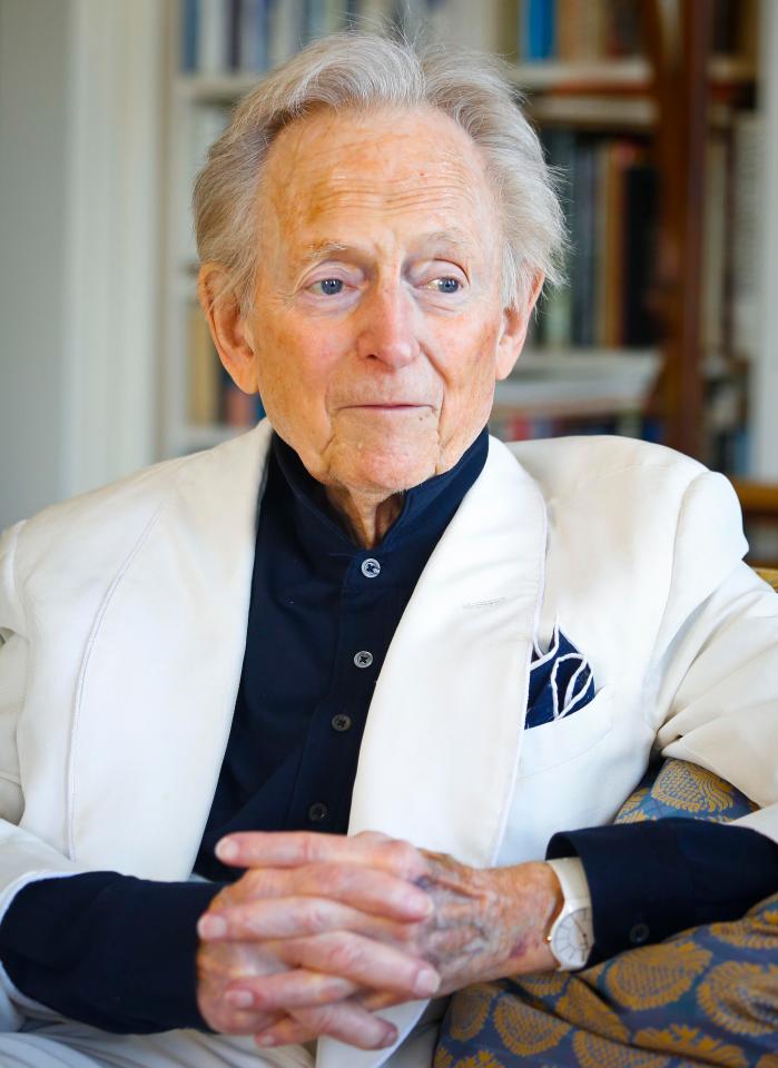  Acclaimed author and journalist Tom Wolfe has died aged 88