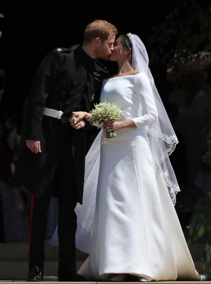  Prince Harry and Meghan Markle have their first kiss as a married couple outside the chapel