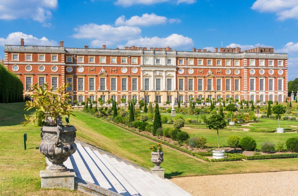  It's really easy to visit Hampton Court Palace from London Waterloo, as a train runs every 30 minutes