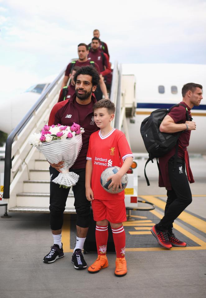  Mo Salah was handed a bouquet of flowers from a young Liverpool fan