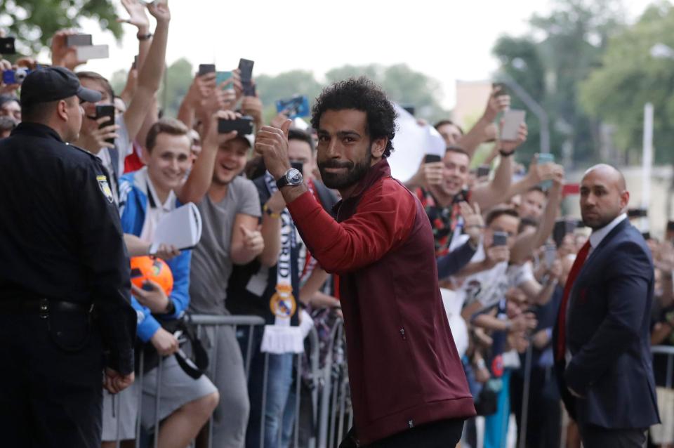  Hundreds of fans wanted to get pictures of the Liverpool players on arrival