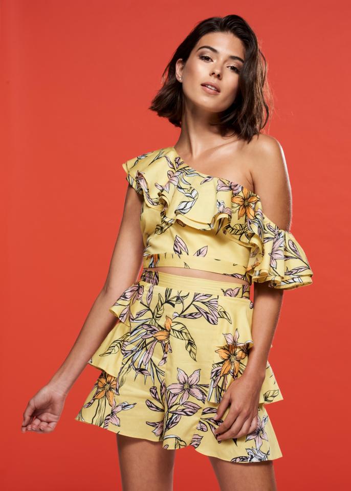  This gorgeous yellow crop top is part of a cute co-ord