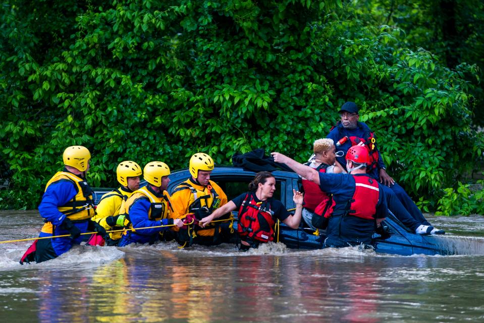  Rescuers in Maryland work during the floods