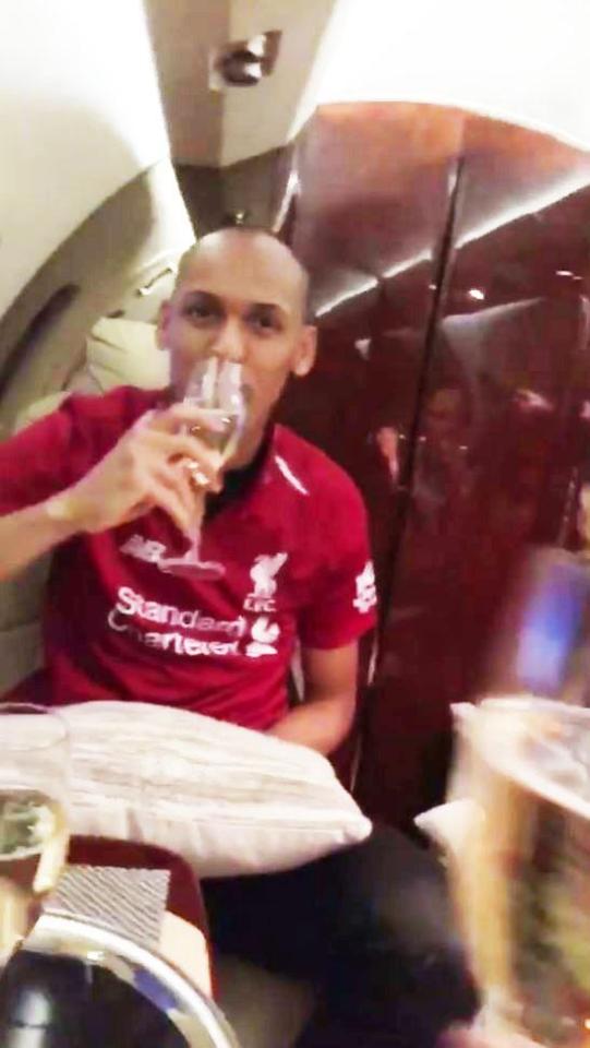  Fabinho drinks champagne in the new Liverpool shirt (Instagram: @rebecas.tavares)