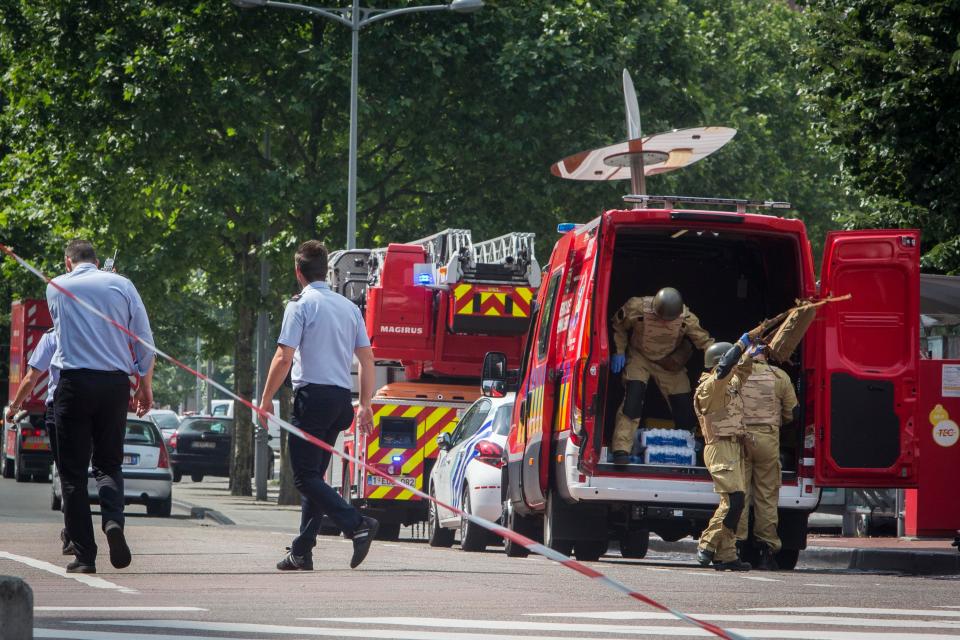  A bomb squad arrives at the scene