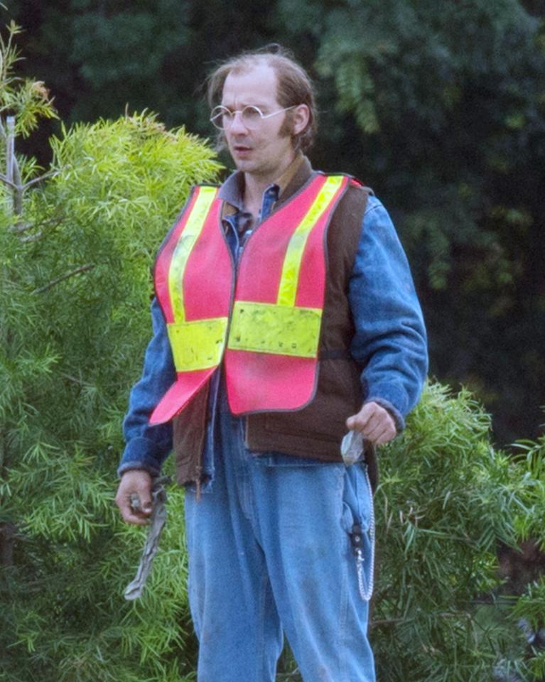  The star wore denim overalls and a high-vis jacket for the role