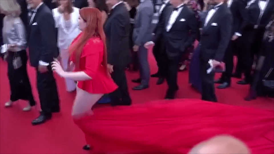  The Russian star apparently had no idea and continued walking along until her dress started to tear