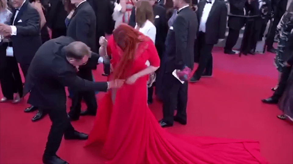  He re-attached her dress and Yulia continued walking the red carpet before going inside