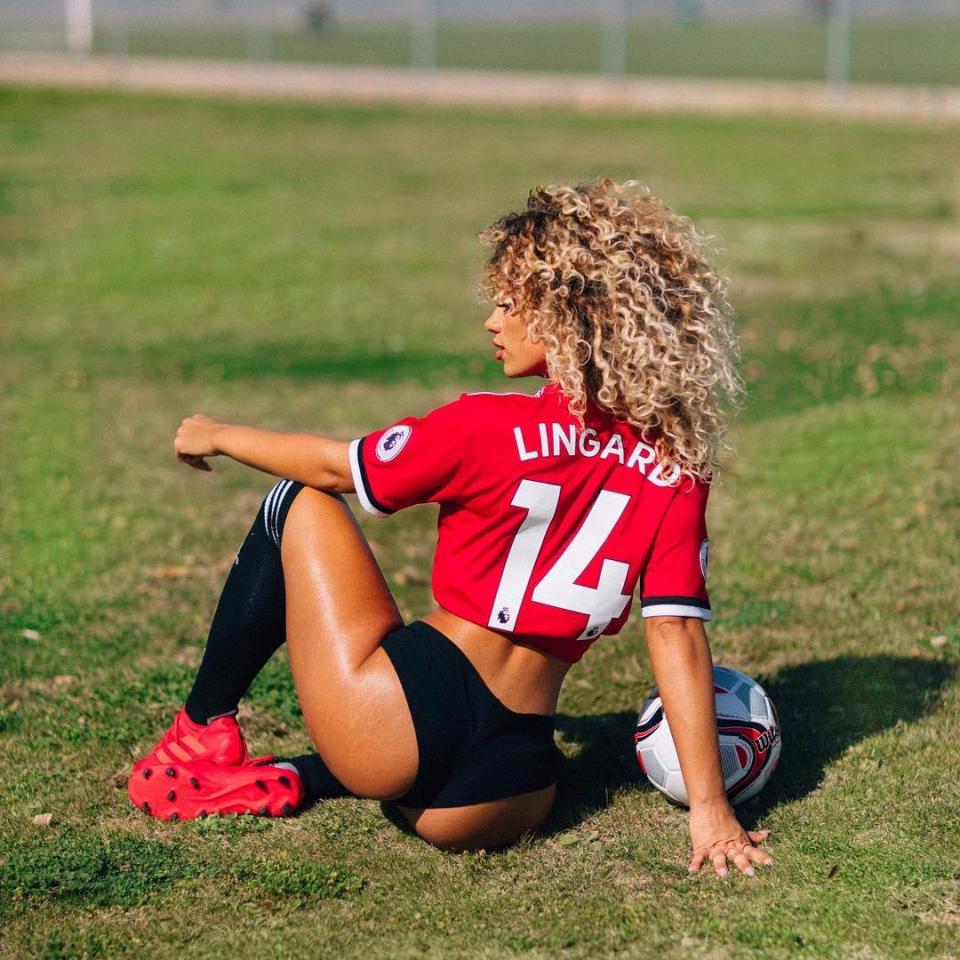  Jesse Lingard's ex enjoys a sunny day on the pitch wearing his shirt