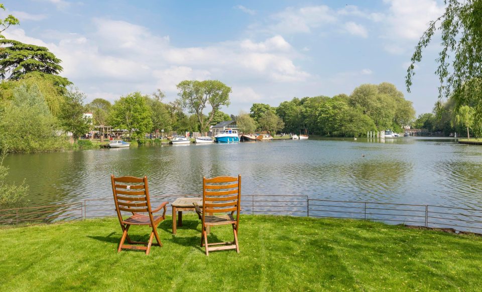  Situated on Pharaoh's Island, on the River Thames, it of course boasts enviable views