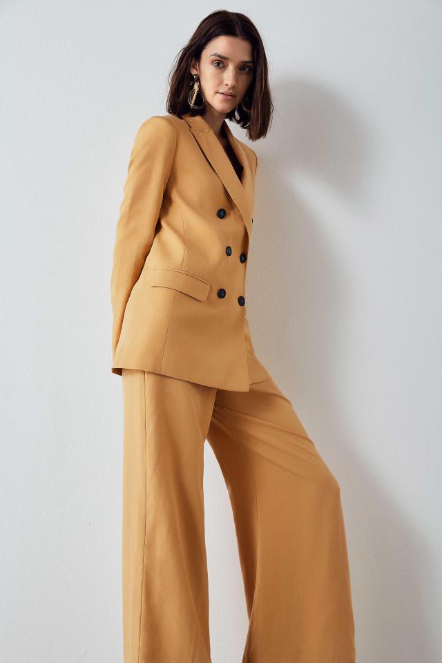  TIP: Complement your figure with wide-leg trousers and structured blazer. Embrace power shoulders