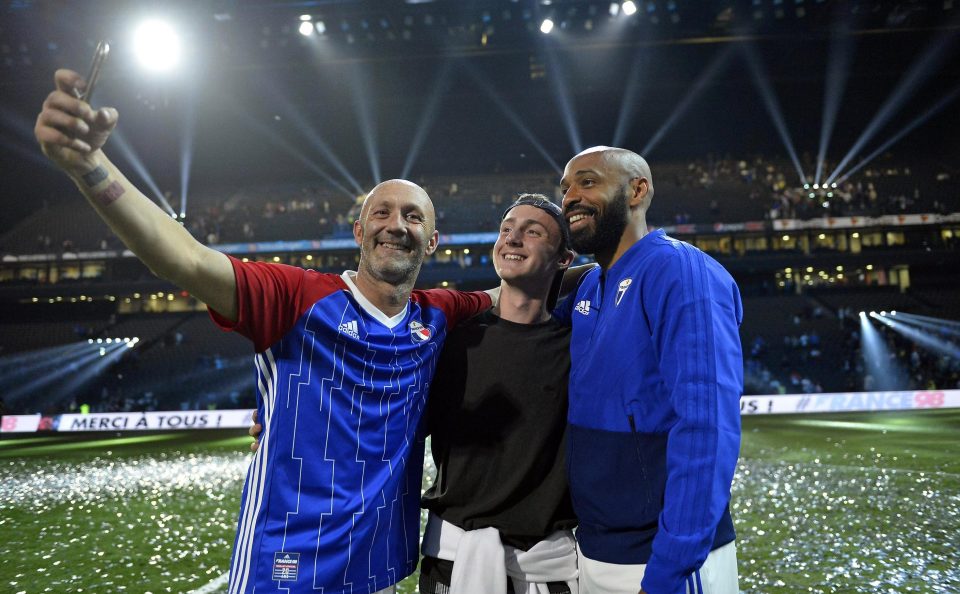  Former France keeper Fabian Barthez takes a selfie with Henry