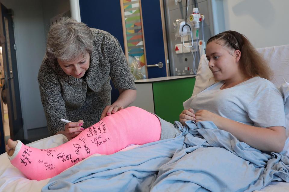  The PM signed a young girl's cast during her hospital visit