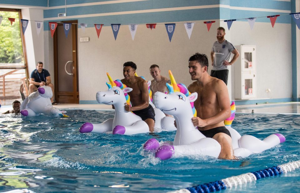  Jesse Lingard and co enjoy a relaxing dip with some inflatable unicorns