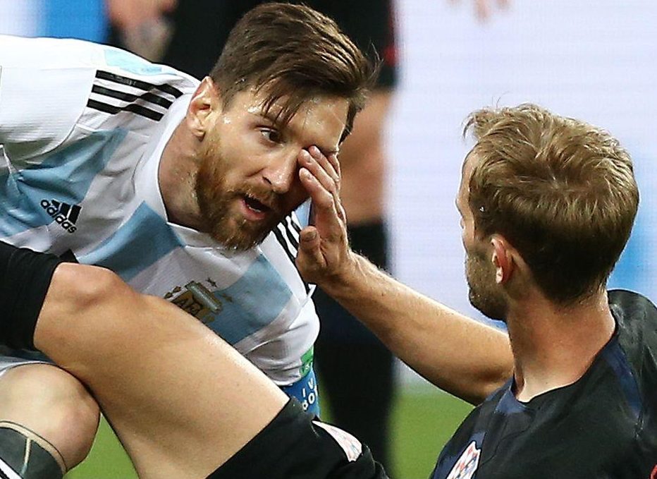  Ivan Strinic's catches Lionel Messi with his hand