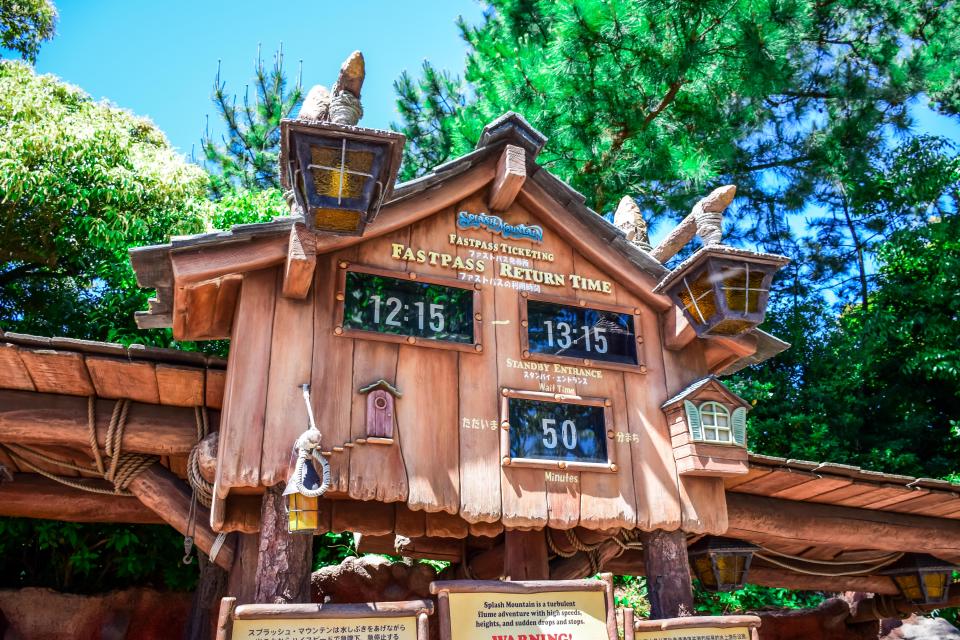  Visitors to Disneyland are calling for queues to be scrapped and replaced with fast pass times