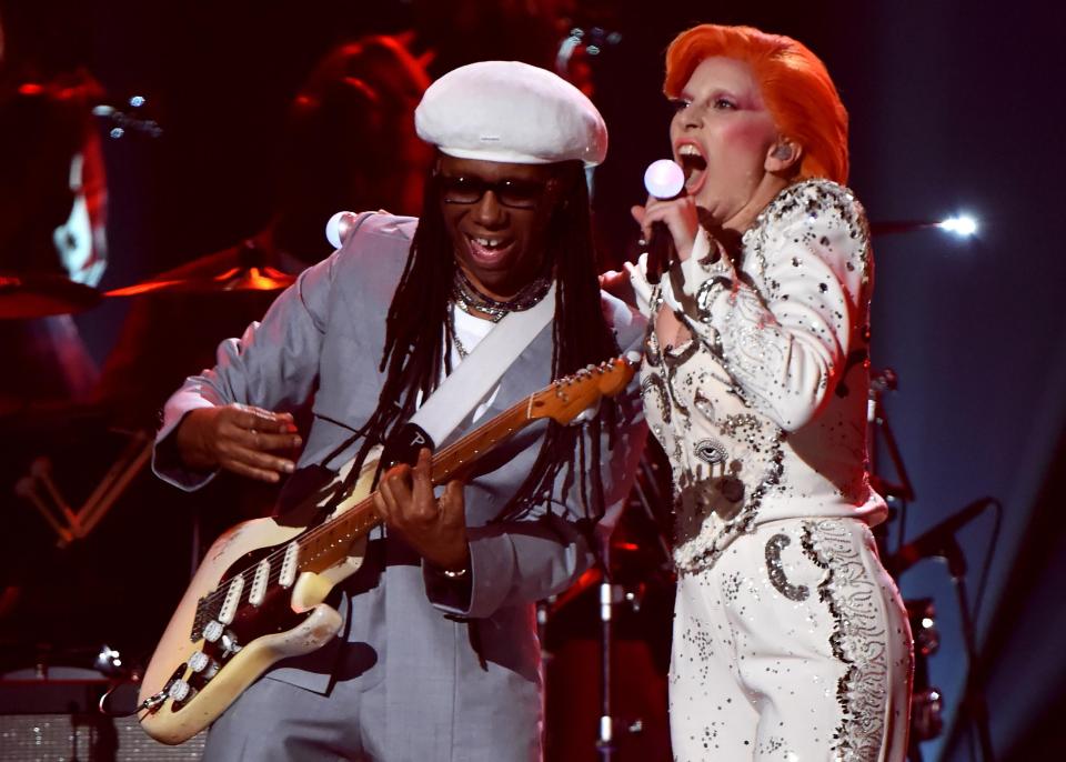  Lady Gaga and Nile Rogers performed a tribute to David Bowie at the 2016 Grammy Awards