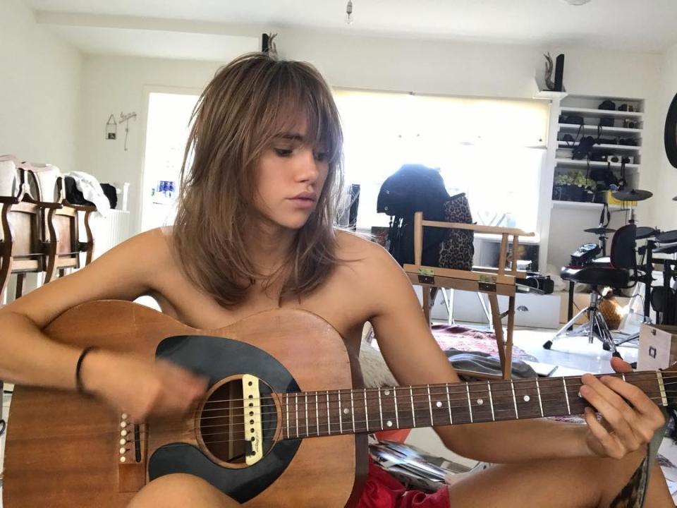  Suki Waterhouse has secretly recorded a song