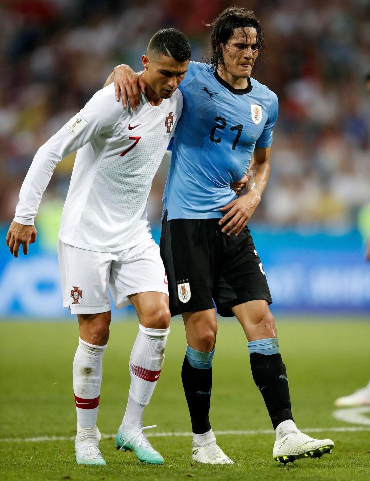  Cristiano Ronaldo helped carry the injured Edinson Cavani off the pitch