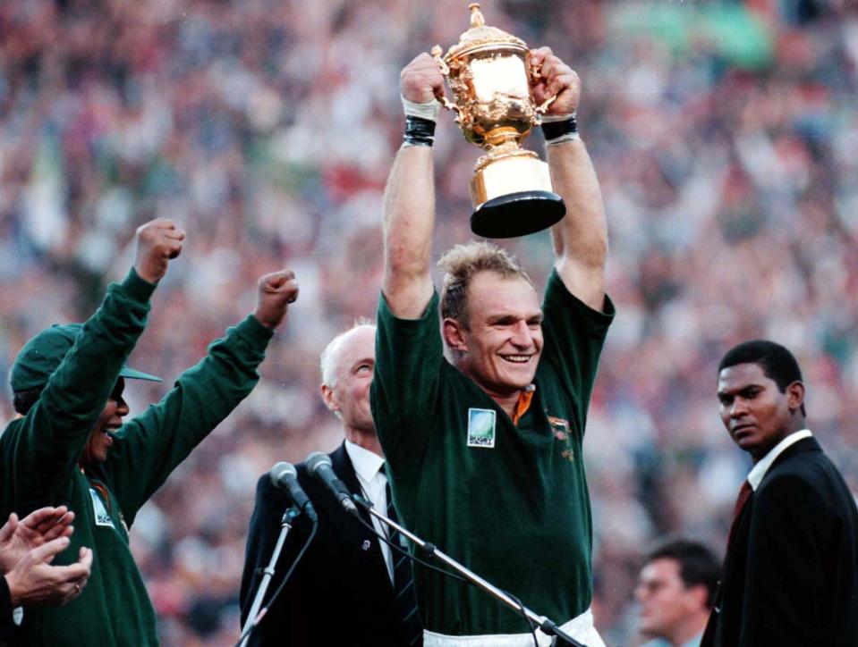  Francois Pienaar holds aloft the William Webb Ellis Cup