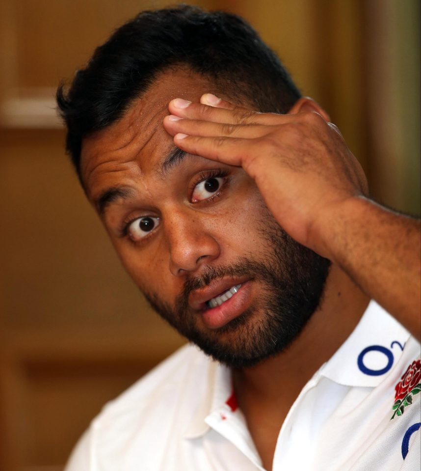  Billy Vunipola hurt his hamstring kicking an Aussie Rules ball