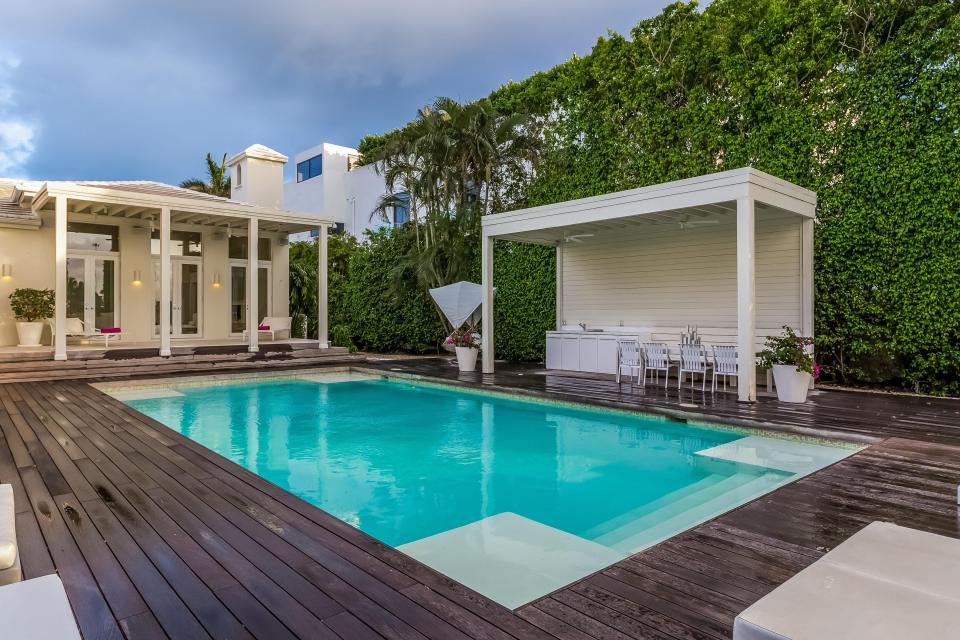  There's the pool bar - handy so you don't have to walk to the kitchen