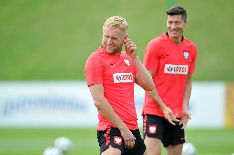  Monaco centre-back Glik attempted a bicycle kick in training earlier today, suffering a shoulder problem