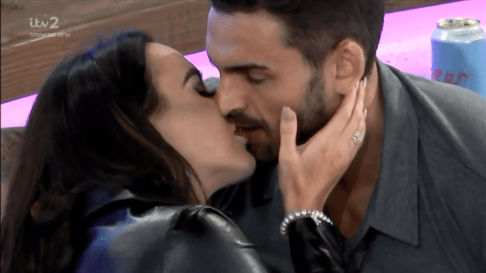  Adam Collard and Rosie Williams share a passionate kiss in a trailer for tonight's Love Island