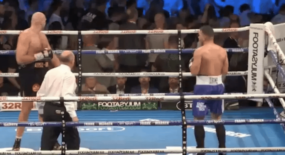  Tyson Fury seemed to forget he had his own fight, as the boxers took time out form the match to watch the crowd brawl