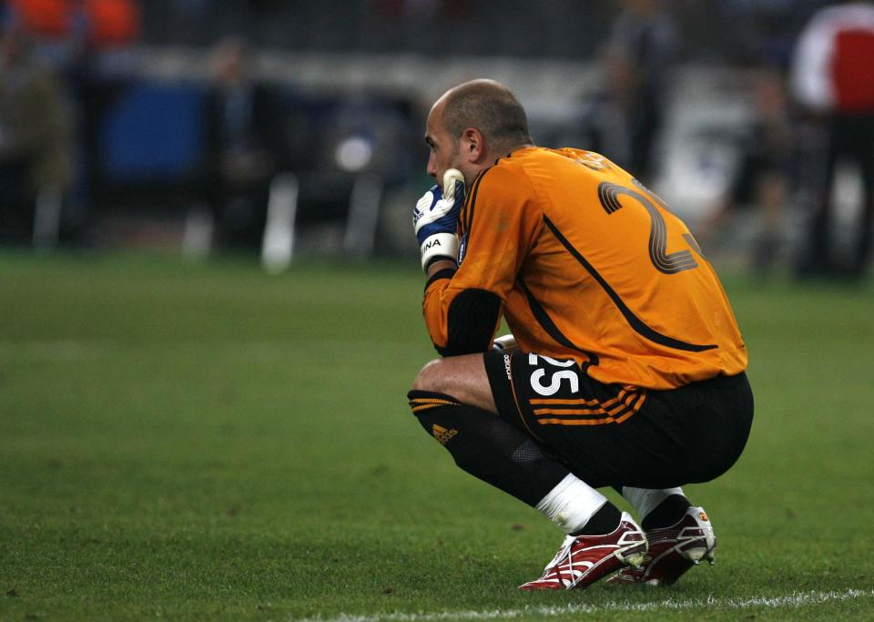  Pepe Reina played in the 2007 Champions League final as AC Milan beat Liverpool