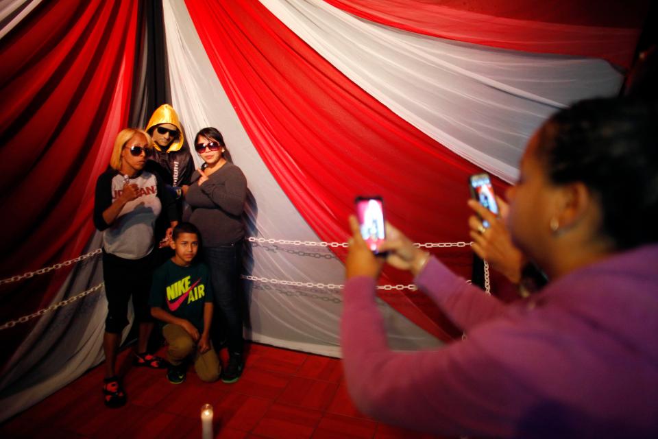  A boxer was also arranged in a fighting pose for his funeral in one of the strangest extreme embalmings