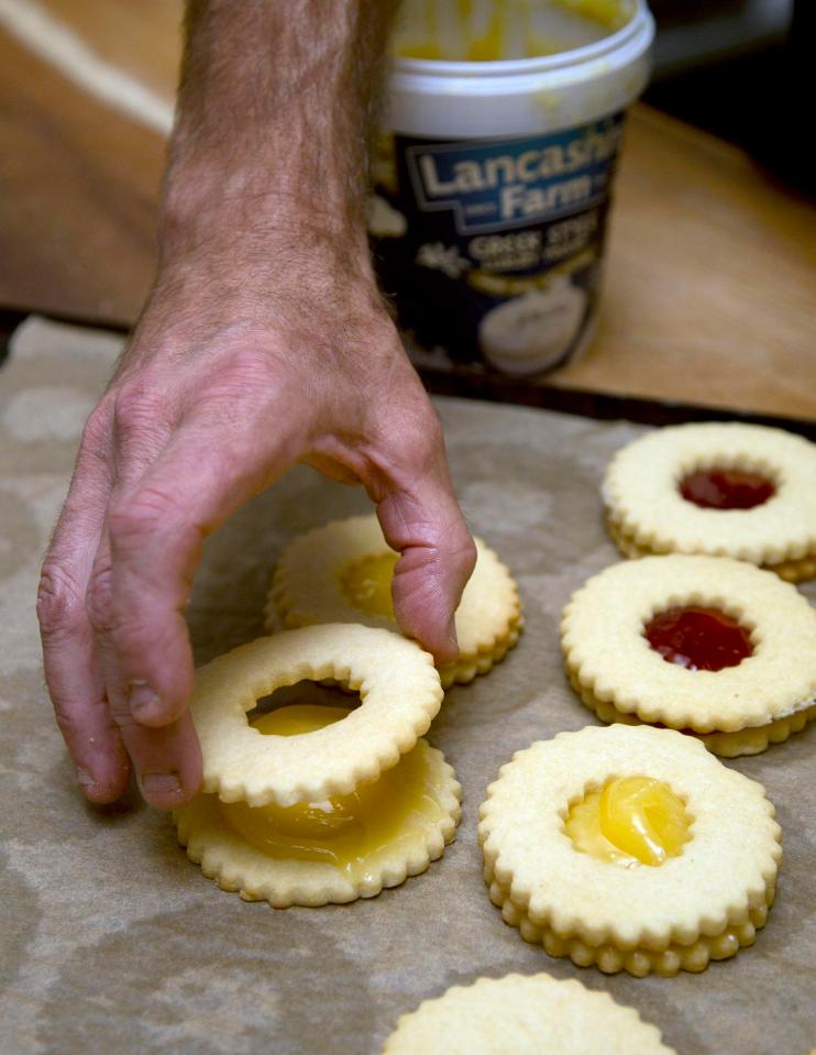  Ian makes his own jammy biscuits