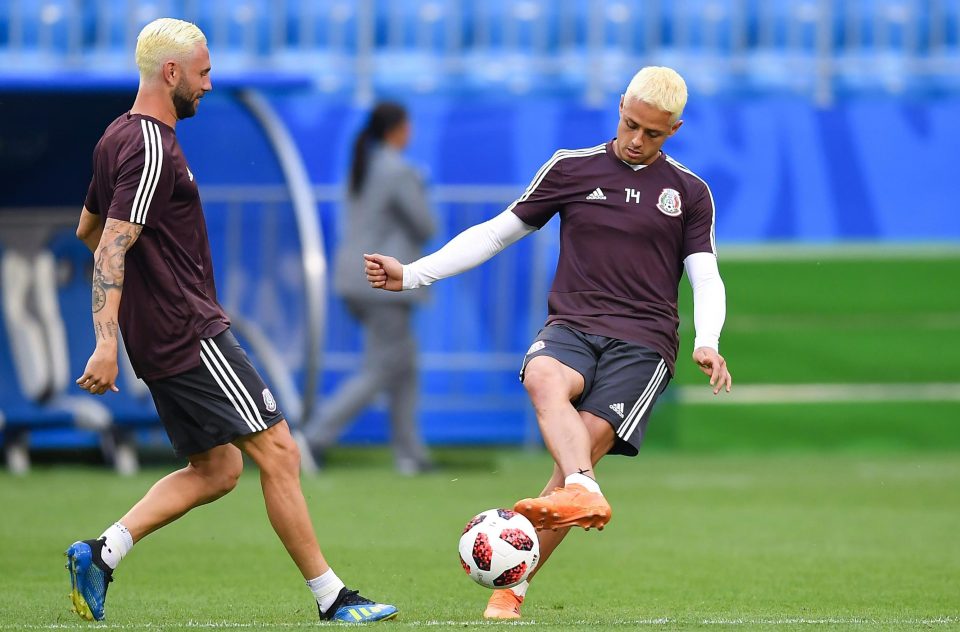  Miguel Layon and Javier Hernandez show off their new blonde hair in training