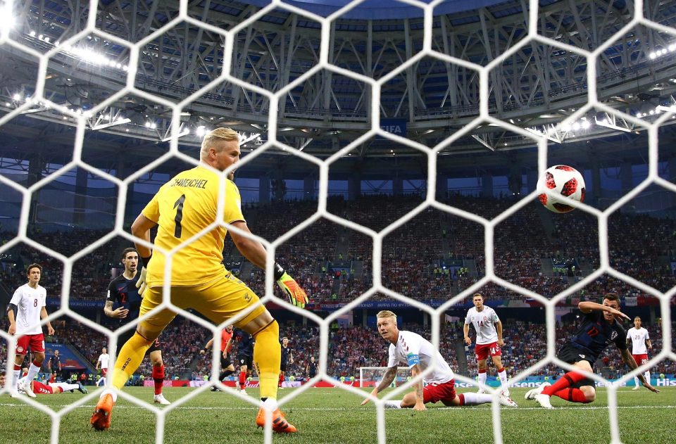  Mario Mandzukic fires past Kasper Schmeichel to level the score