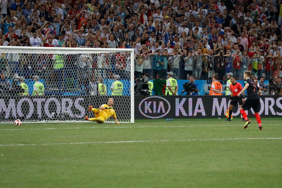  Ivan Rakitic scores the winning penalty past Kasper Schmeichel