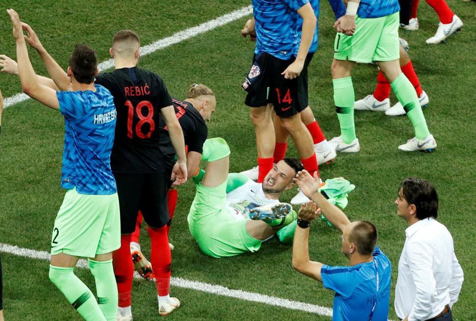  Croatia celebrate with keeper Danijel Subasic after his penalty heroics