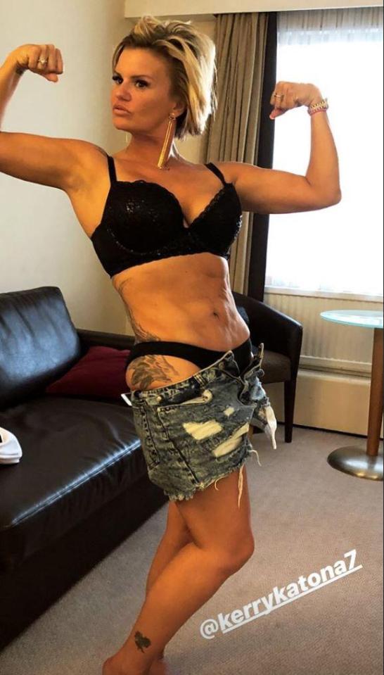  Kerry Katona posed like a pro in her sitting room as she showed off her incredibly fit body