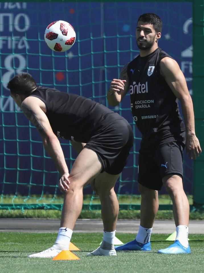  Luis Suarez took a knock to his right leg during Uruguay training