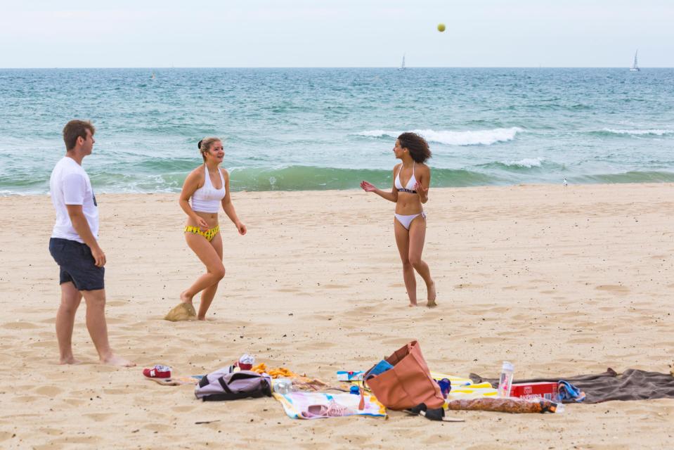  Pals enjoy a day on the beach at Bournemouth