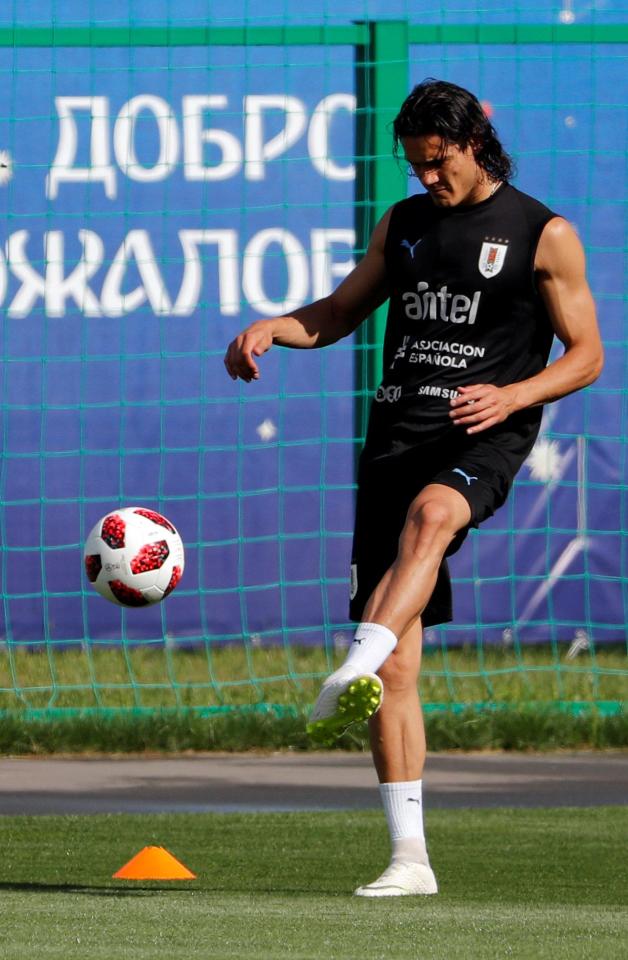  Edinson Cavani returned to light training ahead of Uruguay's match with France