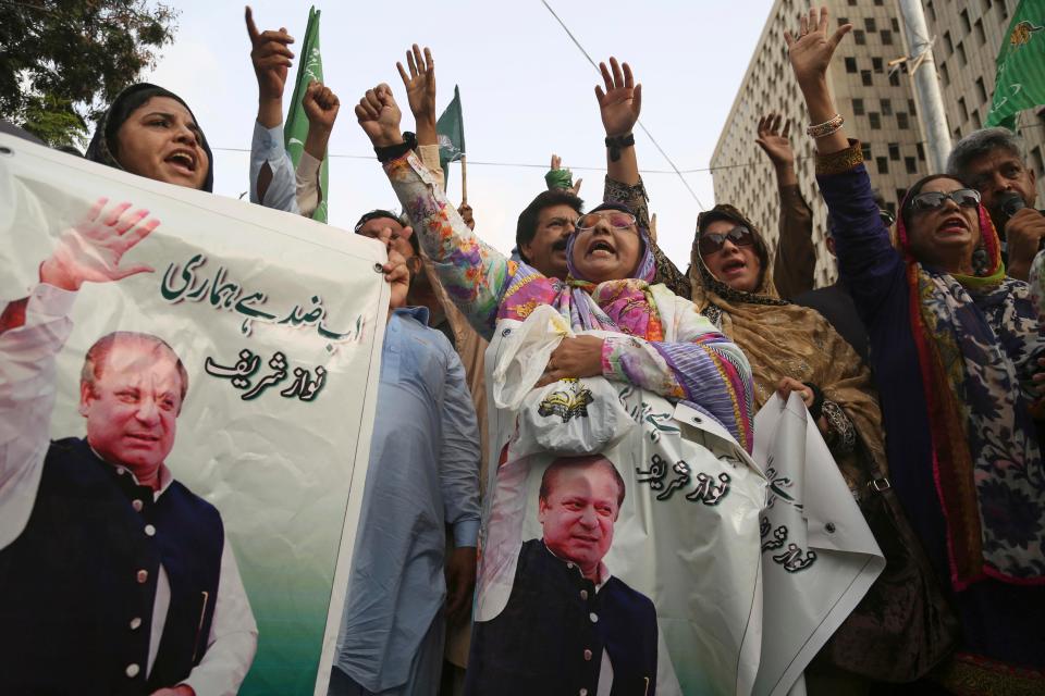  Supporters of former Pakistani Prime Minister Nawaz Sharif condemn a court's ruling against him