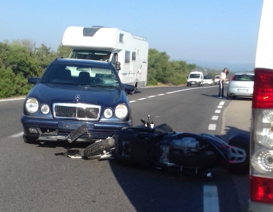 Clooney was on his way to direct TV mini-series Catch 22 in Olbia when the car struck him