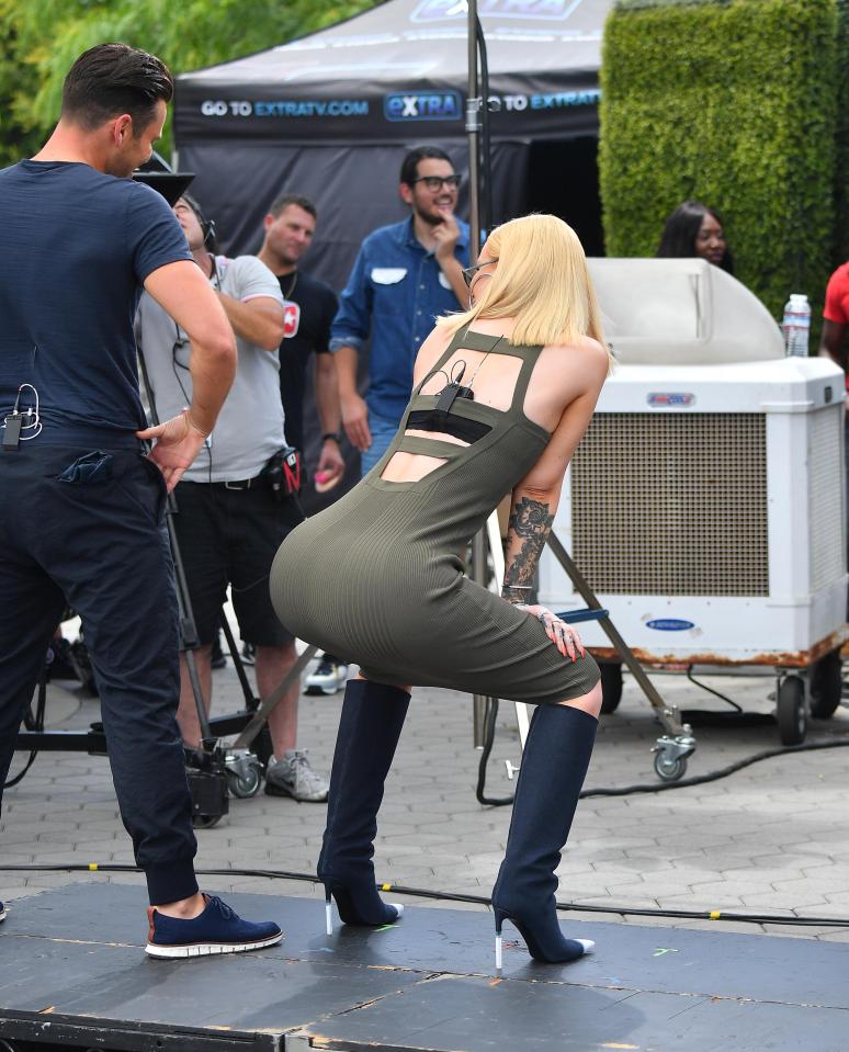  Iggy Azalea tries her best to teach Mark Wright how to Twerk on his Extra show